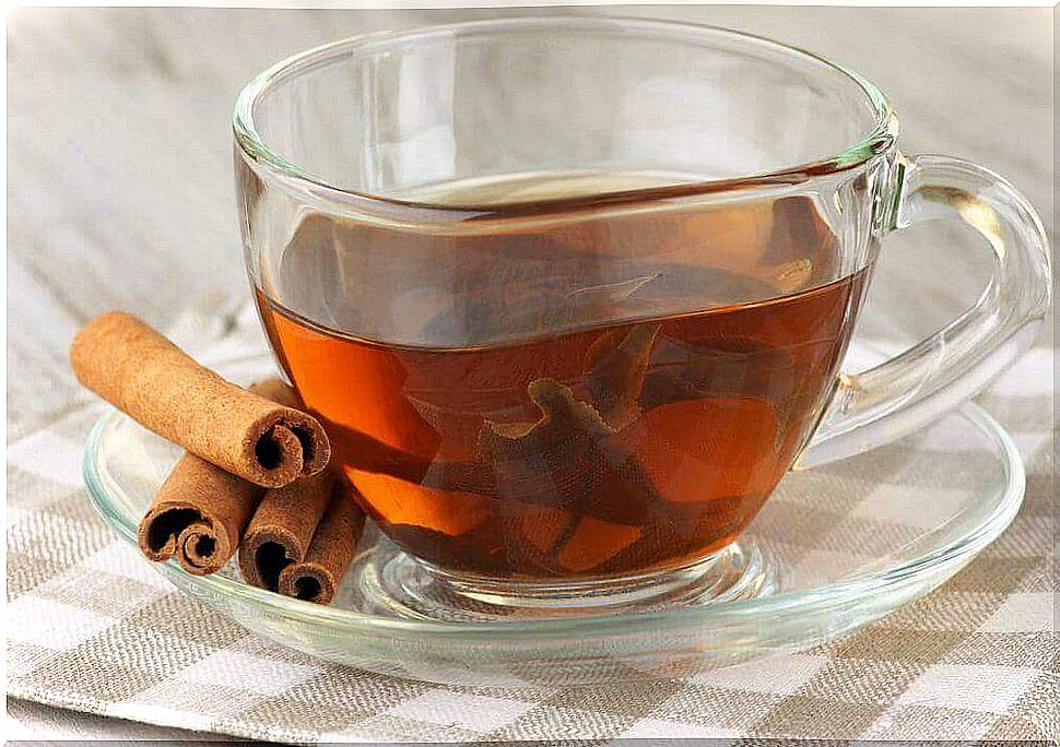 Tea of ​​cinnamon and bay leaves