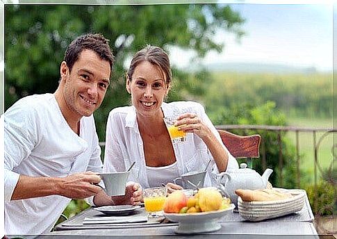 couple eating breakfast