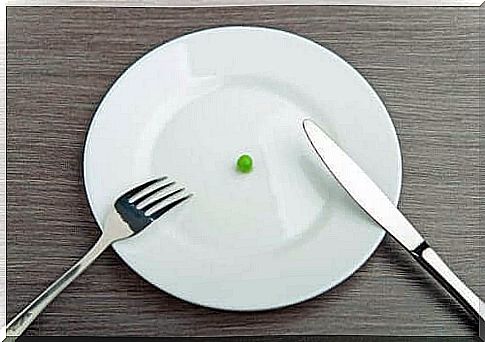 A plate with a pea on it.