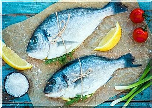 Fish with lemon and tomato