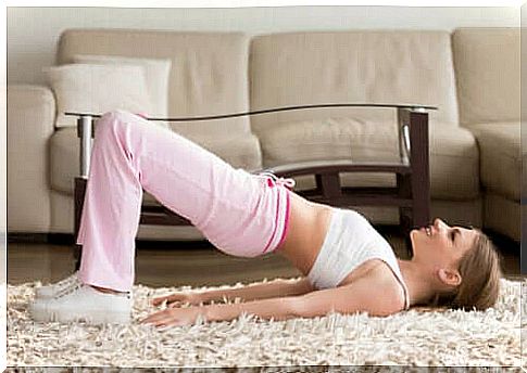 A woman exercises pelvic lift