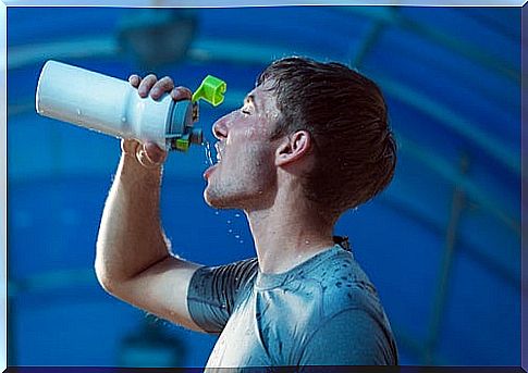 man drinks water during exercise