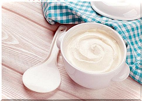 Easy-to-make natural homemade yoghurt