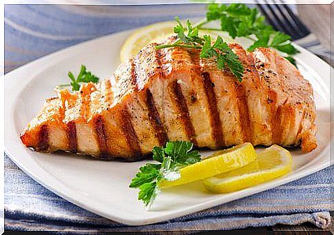 Baked salmon with lemon