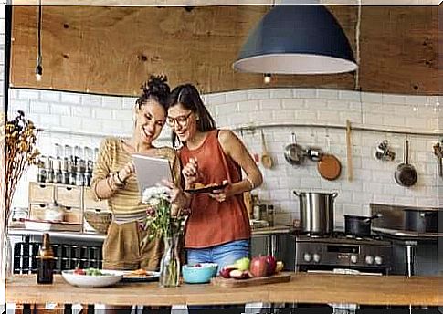 Women make delicious chicken breast for dinner.