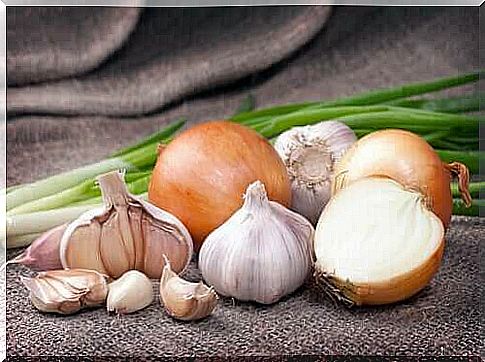 Onions and garlic lie on a table