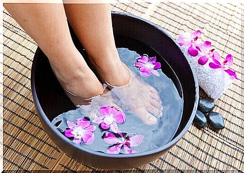 Foot bath to treat hard skin