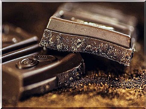 What does dark chocolate do for the body?